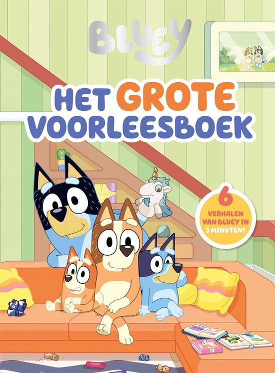 Bluey Het Grote Voorleesboek met 6 verhalen in 5 minuten. De familie Bluey zit op de bank.