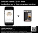 Een gouden plafondlamp in een woonkamer, met een interieurweergave in een telefoon.