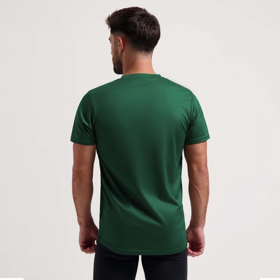 Donkergroen sportshirt van Rogelli, gedragen door een man, achterkant zichtbaar.