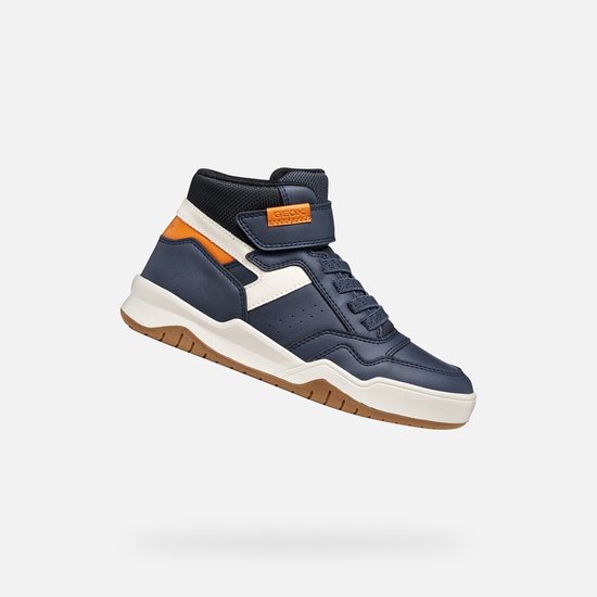 Blauwe Geox sneaker met oranje details, klittenbandsluiting en crèmekleurige zool.