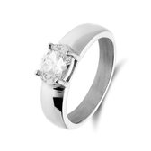 Zilverkleurige roestvrijstalen ring met een sprankelende zirkonia, geïsoleerd tegen een witte achtergrond.