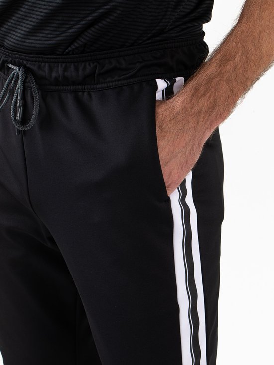 Close-up van de taille en zijzak van de zwarte Sjeng Sports JANOS sportbroek met witte zijstrepen.