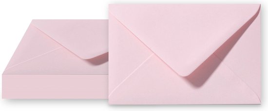 Stapel lichtroze enveloppen met een puntige klep op een witte achtergrond.