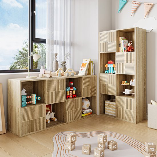 Houten vakkenkast met verticale streepjespatronen, gevuld met kinderspeelgoed en boeken.