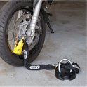 ABUS ketting met geel hangslot bevestigd aan motorwiel en zwart grondanker.