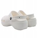 Witte Crocs Classic Platform Clogs, van de zijkant bekeken, met dikke zool.