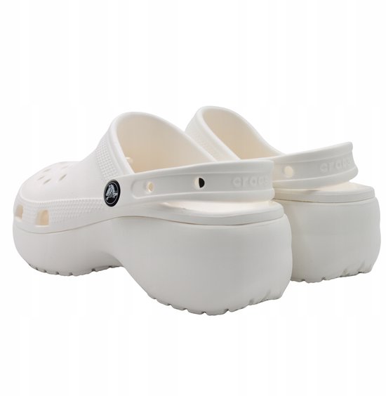 Witte Crocs Classic Platform Clogs, van de zijkant bekeken, met dikke zool.