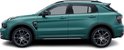 Zij-aanzicht van een turquoise Lynk & Co 01 SUV met zwarte dakrails en getinte ramen. Zwarte velgen met zilverkleurige details.