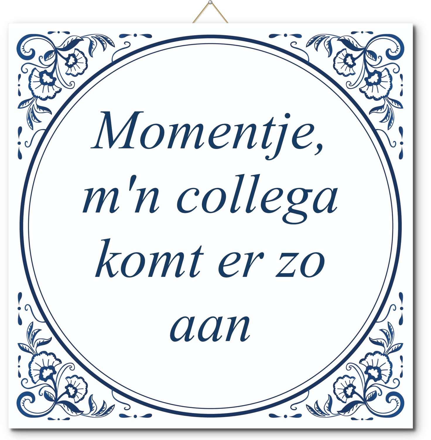 De Tegeltjesfabriek Tegeltje: Momentje, m'n collega komt er zo aan (met hangertje) wit en blauw