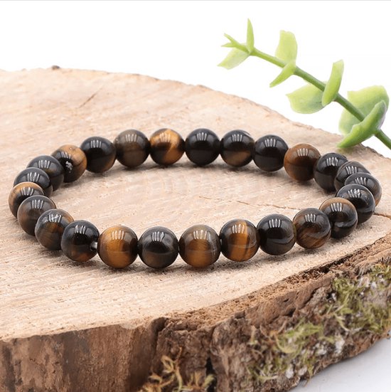 Edelsteen armband van 8 mm valkenoog kralen, gepresenteerd op een houten schijf.