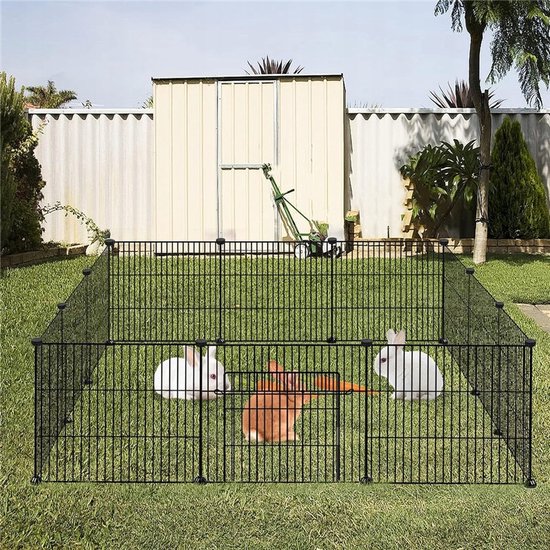 Zwarte metalen ren buiten in een tuin, met drie konijnen binnenin.