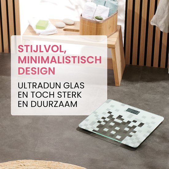 Witte digitale weegschaal met pixelpatroon op een tegelvloer in een minimalistische badkamer. Tekst: STIJLVOL, MINIMALISTISCH DESIGN. ULTRADUN GLAS EN TOCH STERK EN DUURZAAM.