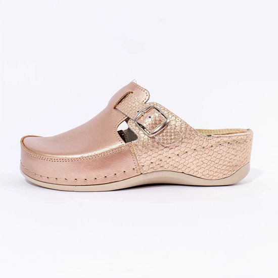Roze metallic medische klomp met een gespsluiting en een reptiel-patroon op het hielstuk.