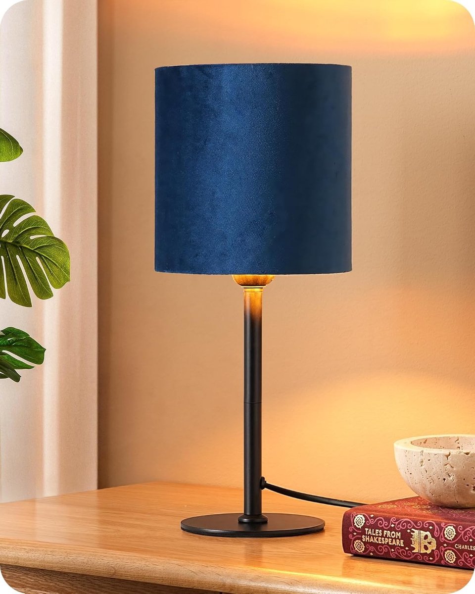 Moderne nachttischlamp met zwart metalen voet, sfeervolle verlichting voor slaapkamer en woonkamer