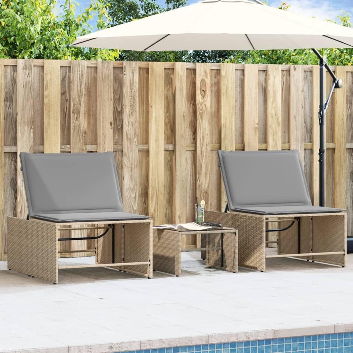 2 stuks ligstoelen met tafel, beige, van polyrotan, modulaire tuinset met 4-voudig verstelbare rugleuning en tafelblad van gehard glas, PE-rotan outdoor meubels voor balkon