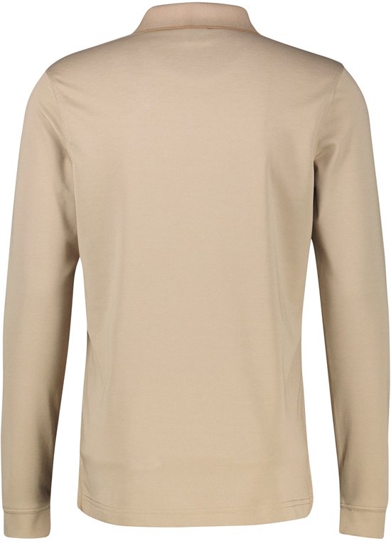 Achterkant van een beige poloshirt met lange mouwen.