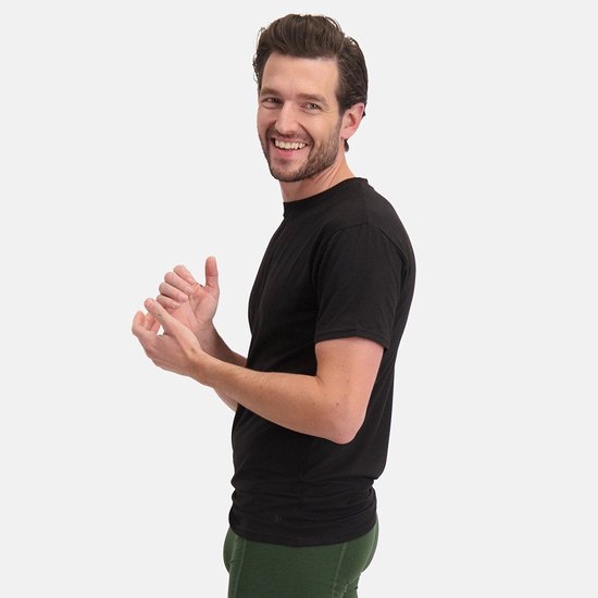Lachende man in profiel, draagt een zwart T-shirt met ronde hals.