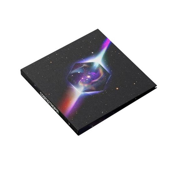 CD-hoes van Purple Disco Machine COSMOTROPIA met een centraal zeshoekig prisma in een sterrenhemel.