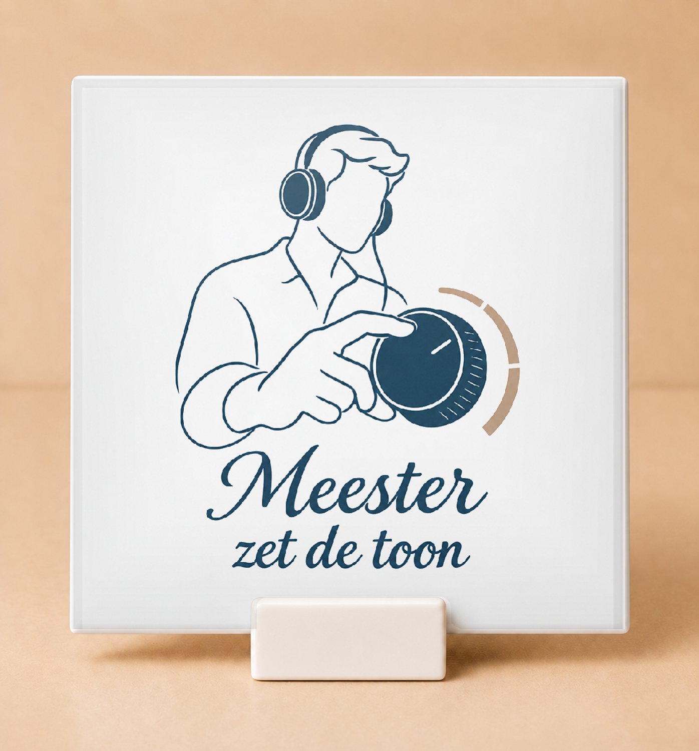Bedruk King Stijlvolle De meester als klas-DJ Tegel – Minimalistische one-line art voor leerkrachten en onderwijsfans - 11 x 11 cm met houder Wit