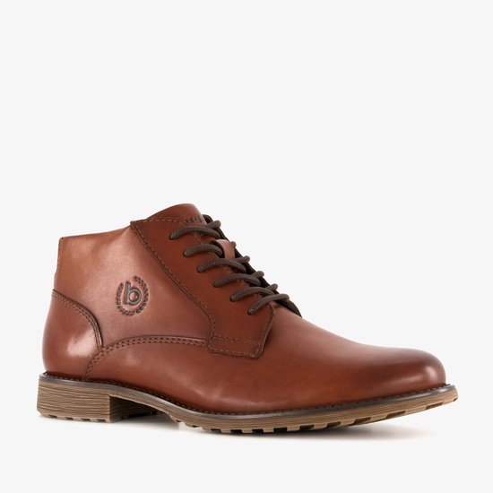Driekwart zijaanzicht van een cognacbruine leren veterboot met Bugatti-logo en profielzool.
