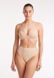 Model draagt een beige high-waist string en bijpassende bh.