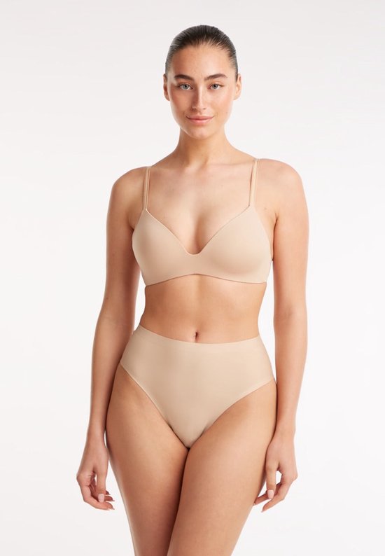 Model draagt een beige high-waist string en bijpassende bh.