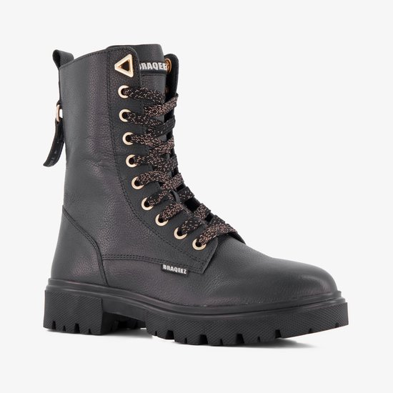 Zwarte leren veterboot met glinsterende veters, goudkleurige veterringen, logo en dikke zool.
