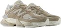 Grijze New Balance 9060 sneakers met beige suède overlays en witte veters, van voren gezien.