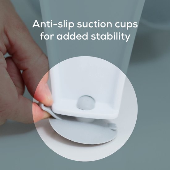 Hand trekt een zuignap van een grijs badzitje los. Tekst: 'Antislip zuignappen voor extra stabiliteit'.