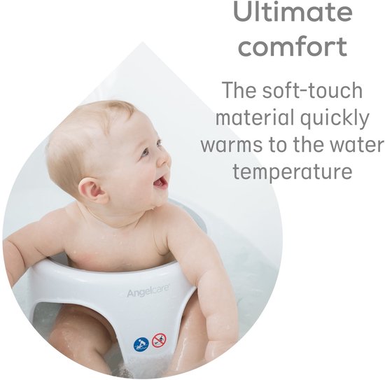 Een baby in een grijs badzitje lacht. De tekst zegt 'Ultiem comfort: het zachte materiaal warmt snel op tot watertemperatuur'.