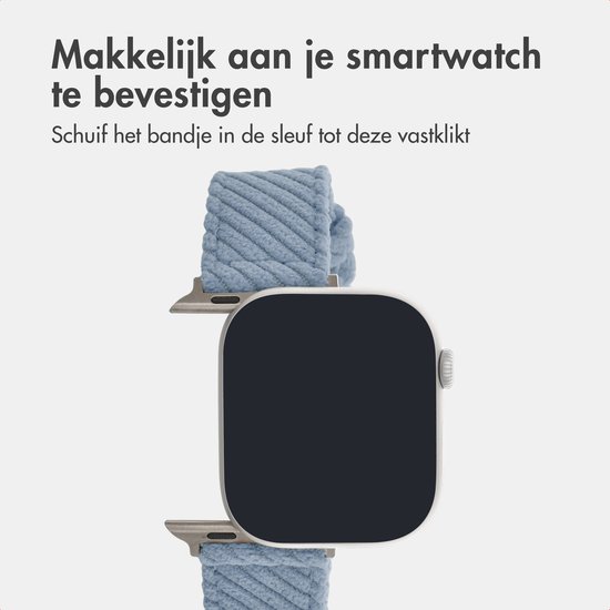 Lichtblauw corduroy Apple Watch bandje, makkelijk te bevestigen.