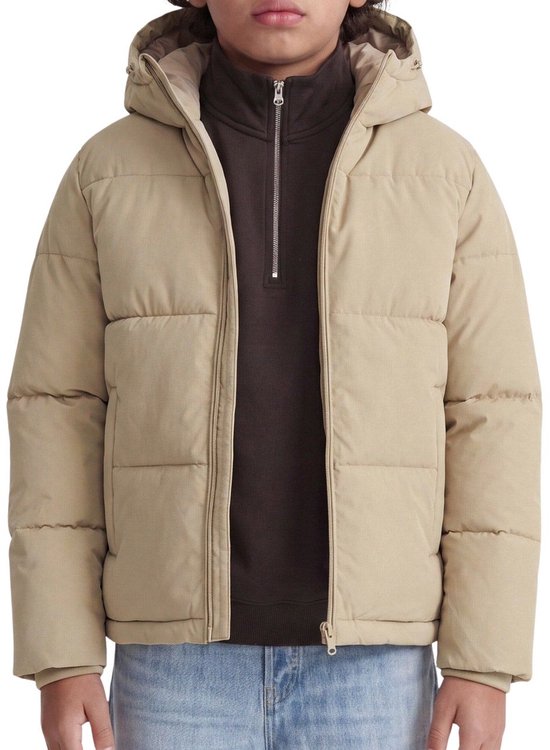 Lichtbruine pufferjas met capuchon, open ritssluiting, gedragen met een bruine coltrui en jeans.