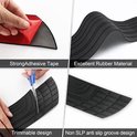 Zwarte rubberen bumperbeschermer met antislip profiel, zelfklevend en op maat te knippen voor universele pasvorm.