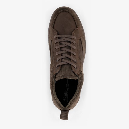 Bovenaanzicht van een bruine suède herensneaker met veters en ECCO binnenzool branding.