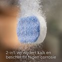 Blauw-wit ontkalkingstablet lost op in water met bubbels.