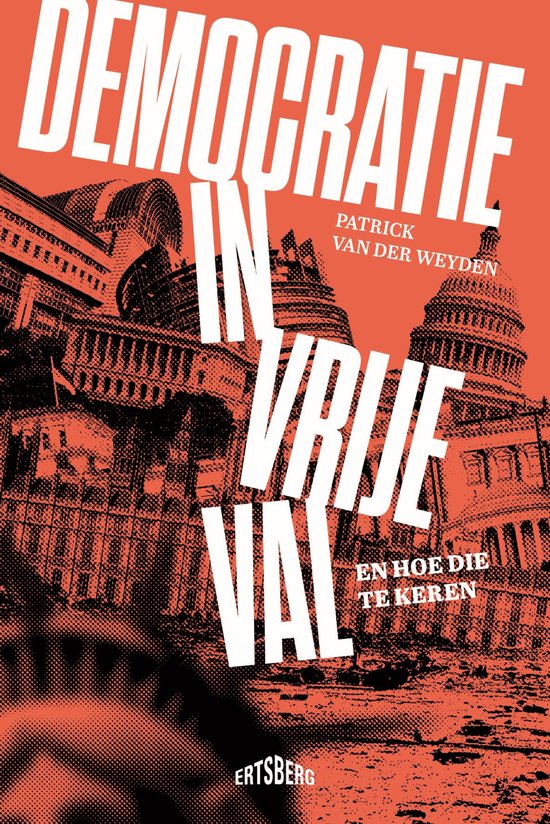 Boekomslag met rode letters: DEMOCRATIE IN VRIJE VAL, Patrick van der Weyden. Achtergrond van gebouwen, een met stippenpatroon.