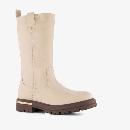 Beige hoge laars voor meisjes met bruine profielzool, goudkleurig accent op de hak en een lipje aan de schacht.