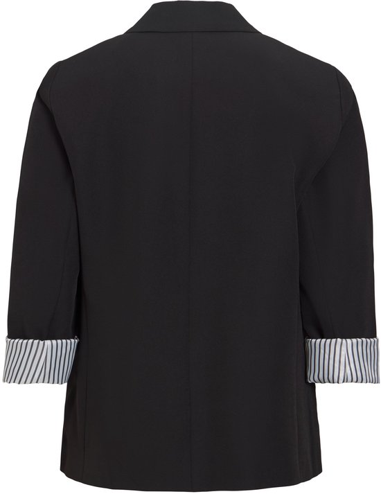 Achterkant van zwarte blazer met opgerolde mouwen voorzien van wit-zwarte strepen.