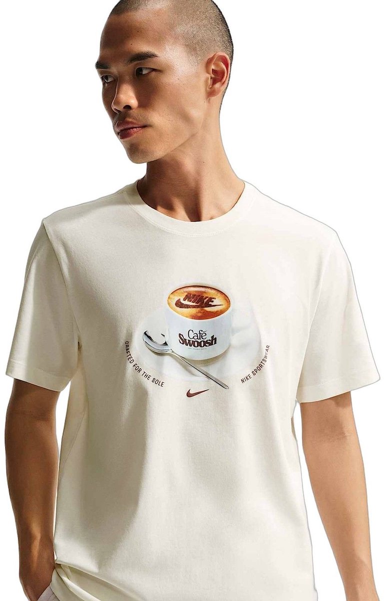 T-Shirt Nike U NSW TEE STD CAFE SWOOSH MUG L Heren Beige