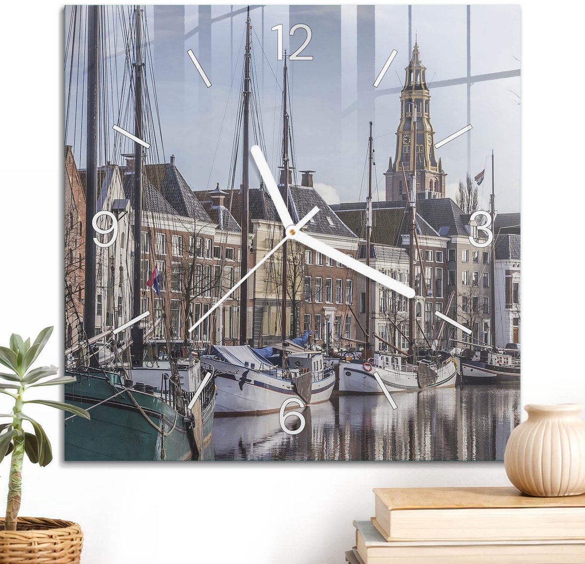 ArtPrintCave Bruin Glazen Klok - 30x30 cm - Wandklok Vierkant - Kanaalstad Unieke Klok - Architectuur Stille Wandklok - Witte Klokwijzers