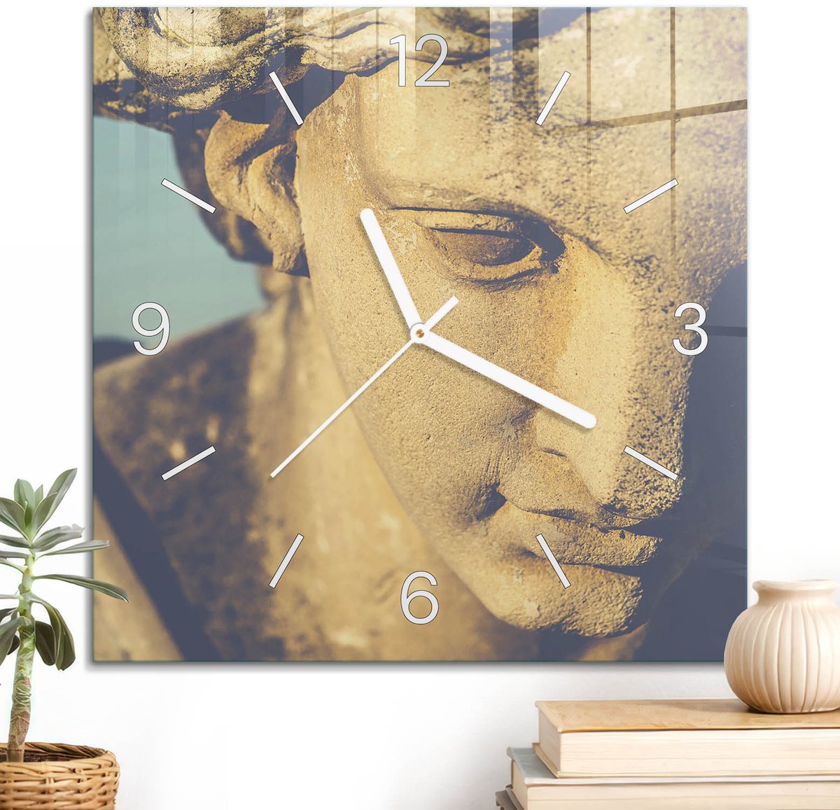 ArtPrintCave Beige Glazen Klok - 30x30 cm - Wandklok Vierkant - Oude Beeldhouwwerken Wandklok Keuken - Architectuur Unieke Klok - Witte Klokwijzers
