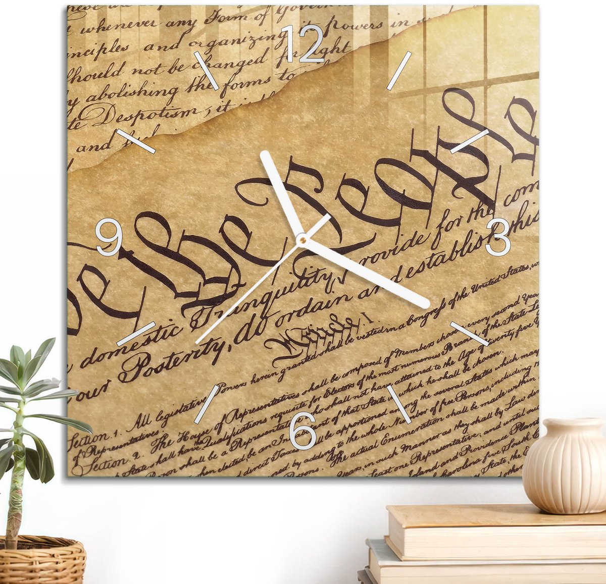 ArtPrintCave Beige Glazen Klok - 30x30 cm - Wandklok Vierkant - Historisch Document Stille Wandklok - Kunst Wandklok Keuken - Witte Klokwijzers