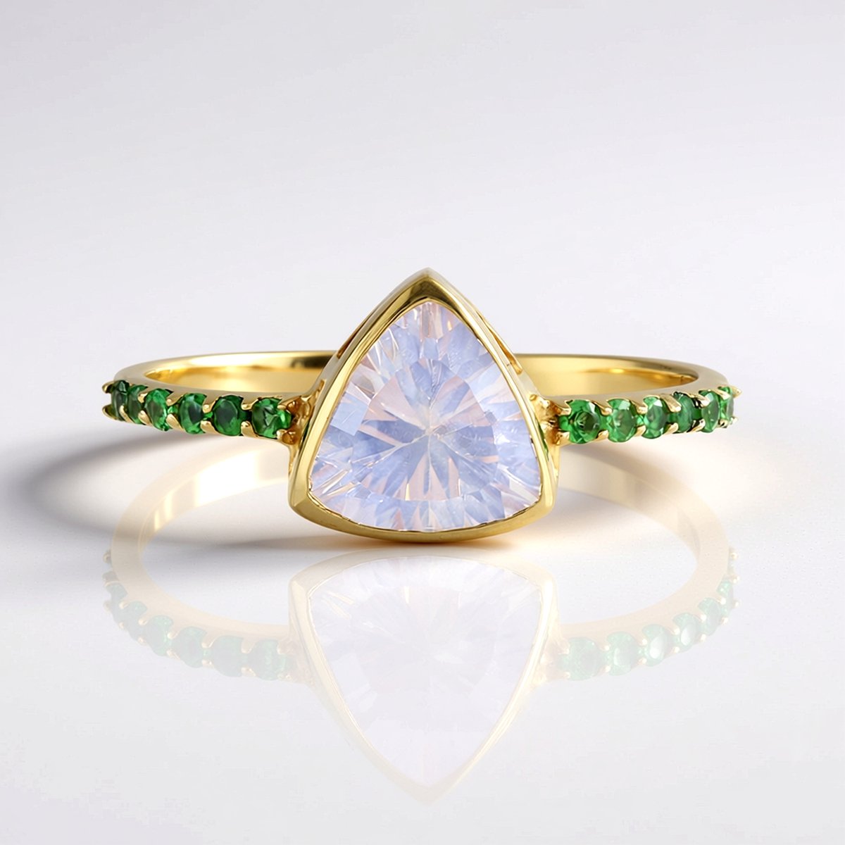 Cavill - Zilveren Ring met 1,416 Ct Triljant Maantblauwe Kwarts & 0,201 Ct Tsavoriet Pavé - Elegante Braziliaanse Edelsteenring - Modern Design