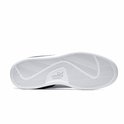 Zool van zwarte Puma Smash sneakers met wit Puma-logo en profiel.