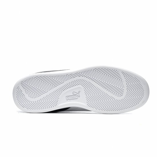Zool van zwarte Puma Smash sneakers met wit Puma-logo en profiel.