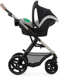 Kinderkraft wandelwagen met zwart autostoeltje, grijze details en bekerhouder.