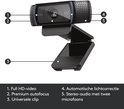 Logitech C920 webcam met genummerde functies: Full HD-video, autofocus, universele clip, lichtcorrectie en stereo-audio.