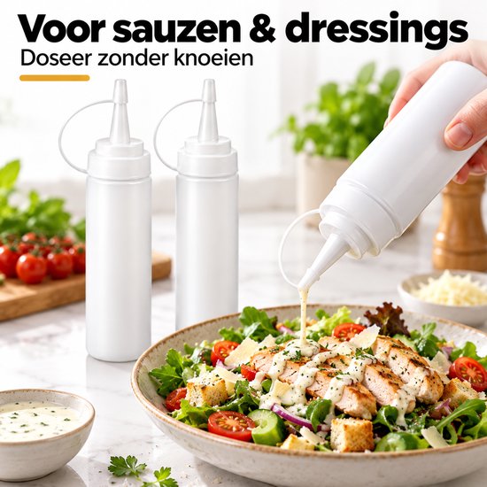 Hand die een witte fles gebruikt om saus over een frisse salade met kip te gieten.