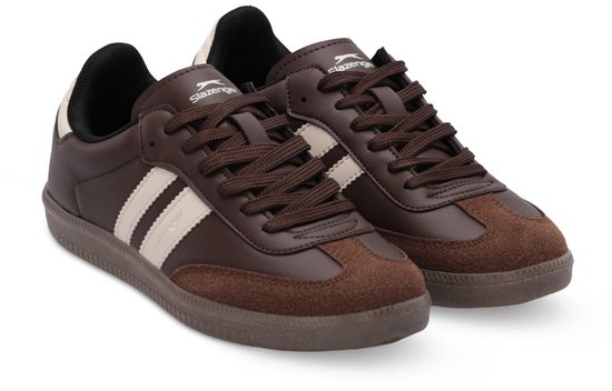 Paar bruine Slazenger sneakers met veters, beige strepen en bruine suède neuzen.
