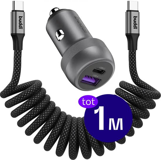 Zwarte Buddi autolader met een USB-A en USB-C poort. Inclusief 1 meter lange, spiraalvormige USB-C naar USB-C kabel.